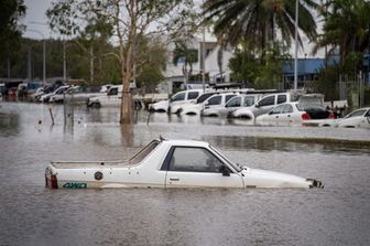 Auto travolte dall'alluvione all'aeroporto di Cairns