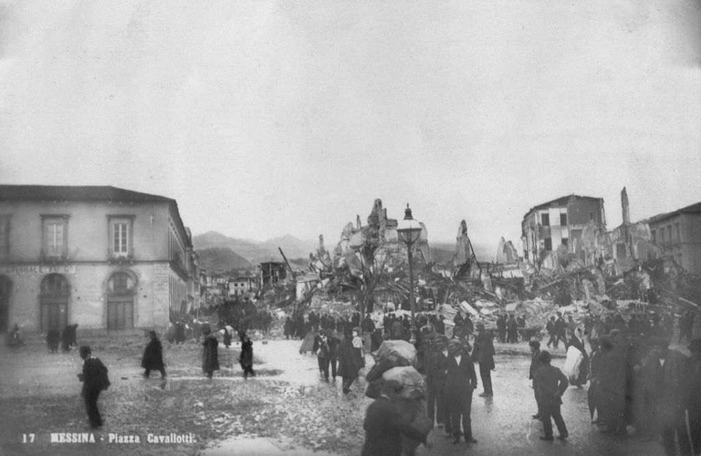 Piazza Cavallotti a Messina, 28 dicembre 1908