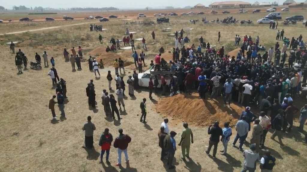 I residenti del villaggio di Maiyanga seppelliscono in una fossa comune i loro congiunti uccisi&nbsp;
