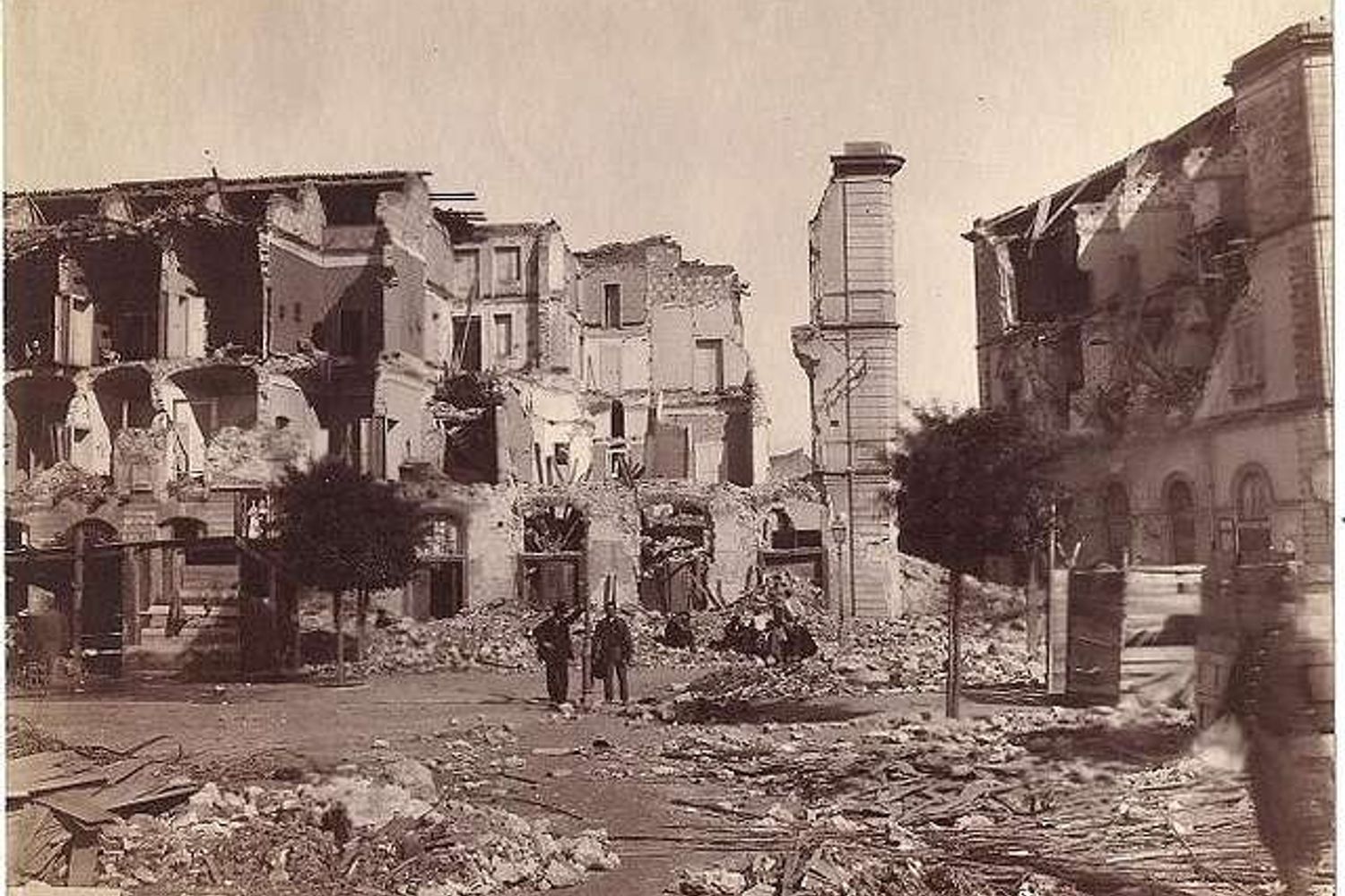Piazza del Collegio Militare a Messina dopo il terremoto