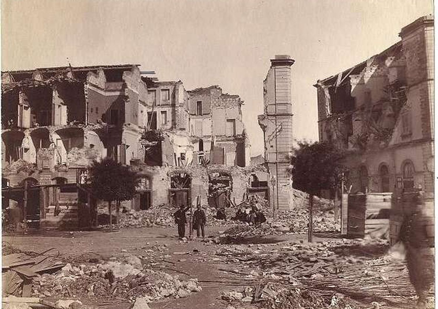 Piazza del Collegio Militare a Messina dopo il terremoto