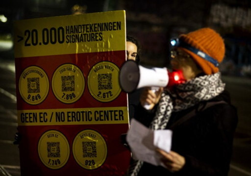 Un manifestante contro il progetto dell'Erotic Center, Amsterdam