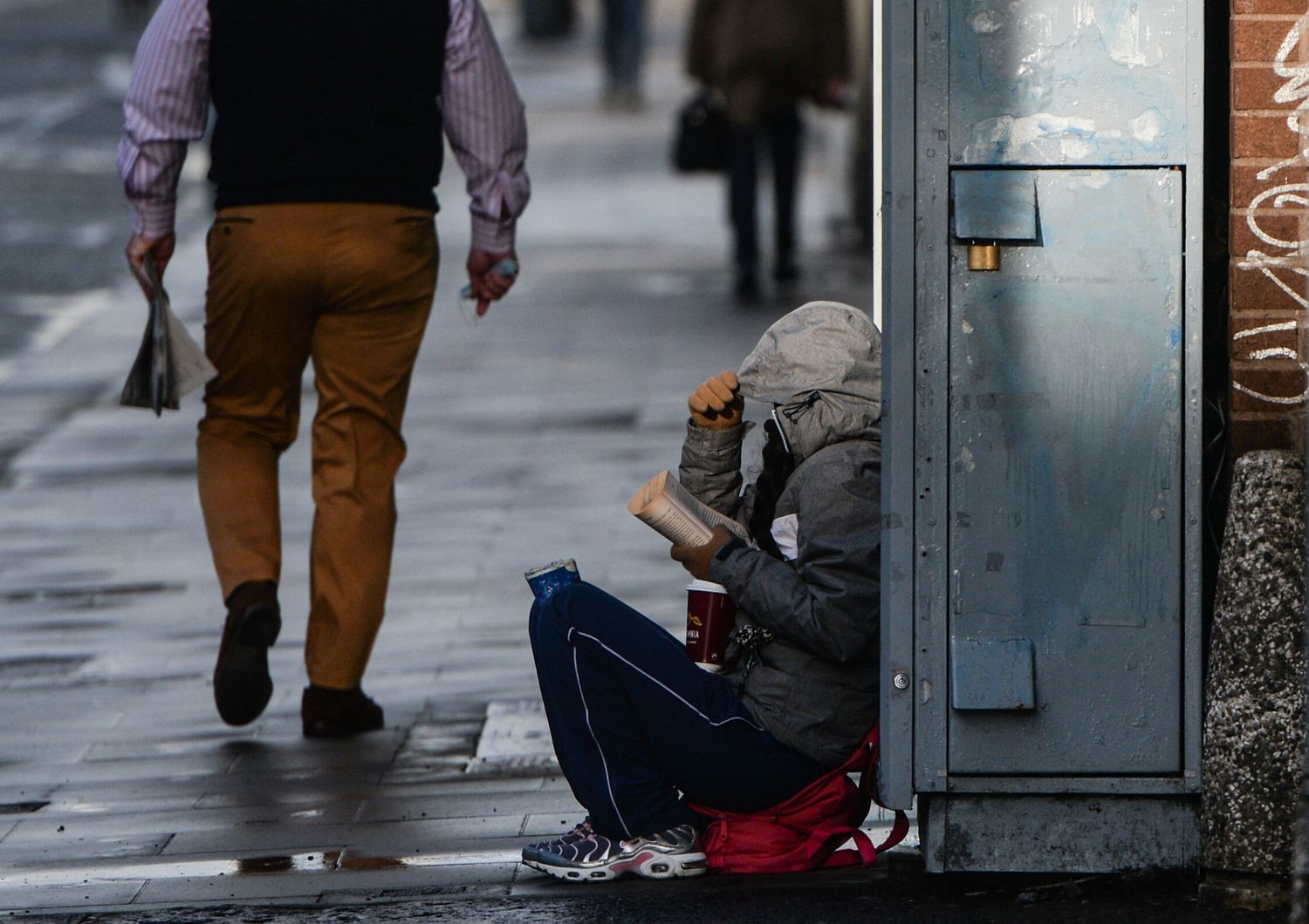 Accattone sul ciglio della strada