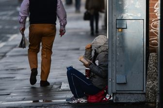 Accattone sul ciglio della strada