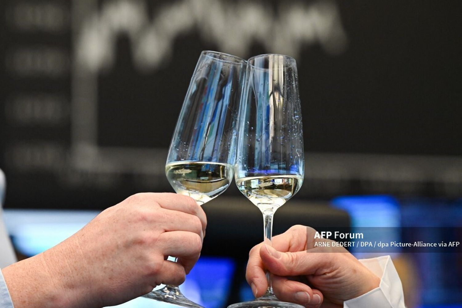 Due traders brindano alla chiusura della borsa, 29 dicembre 2023