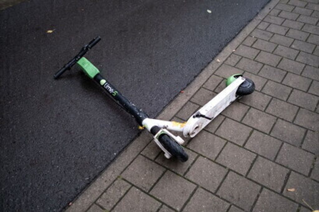 Monopattino elettrico abbandonato sul marciapiede, Bruxelles