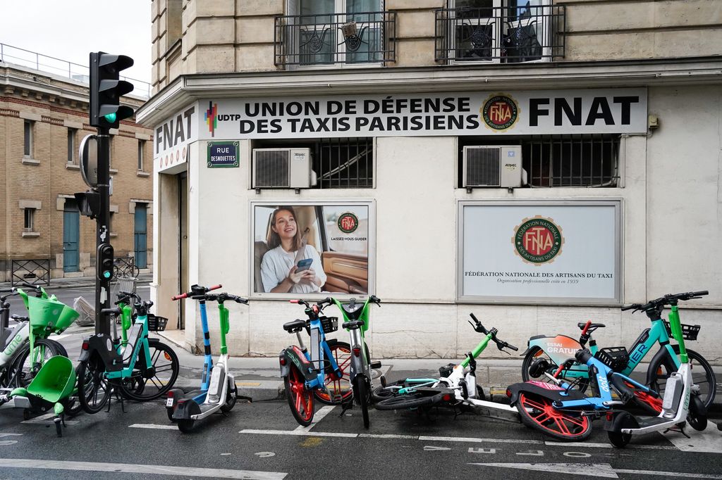 &nbsp;Trotinette parigine abbandonate sui marciapiedi