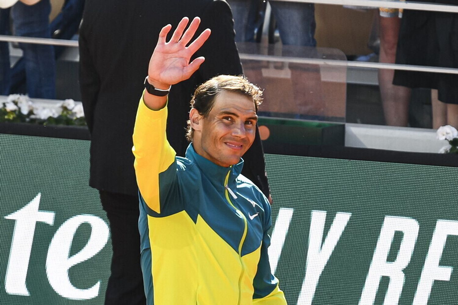 Rafa Nadal saluta il pubblico al Roland Garros del 2022