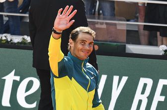 Rafa Nadal saluta il pubblico al Roland Garros del 2022