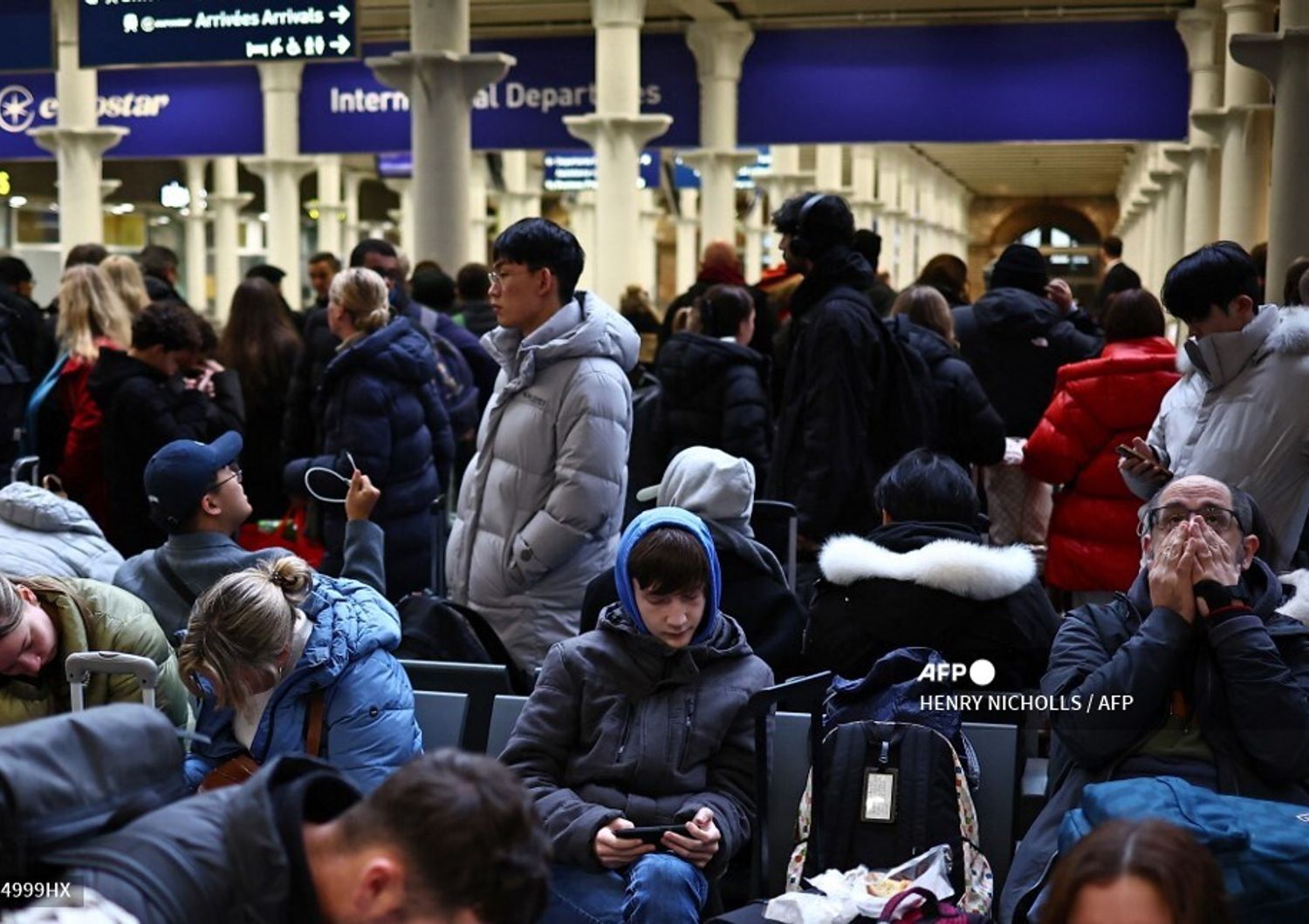 Passeggeri bloccati alla stazione di St. Pacras, Londra, 30 dicembre 2023