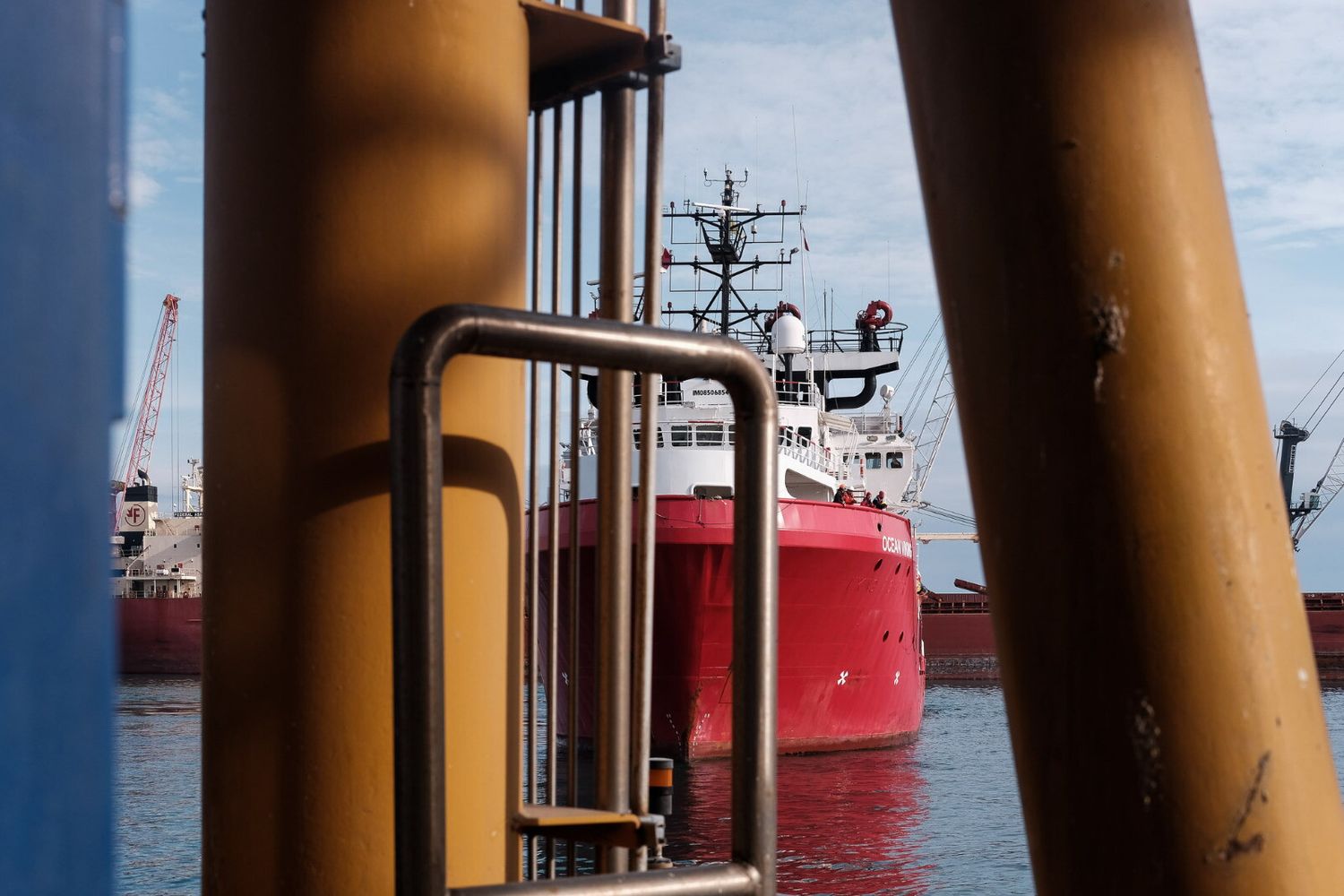 La nave Ocean Viking sotto sequestro a Bari