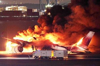 giappone incidente aereo fiamme aeroporto haneda