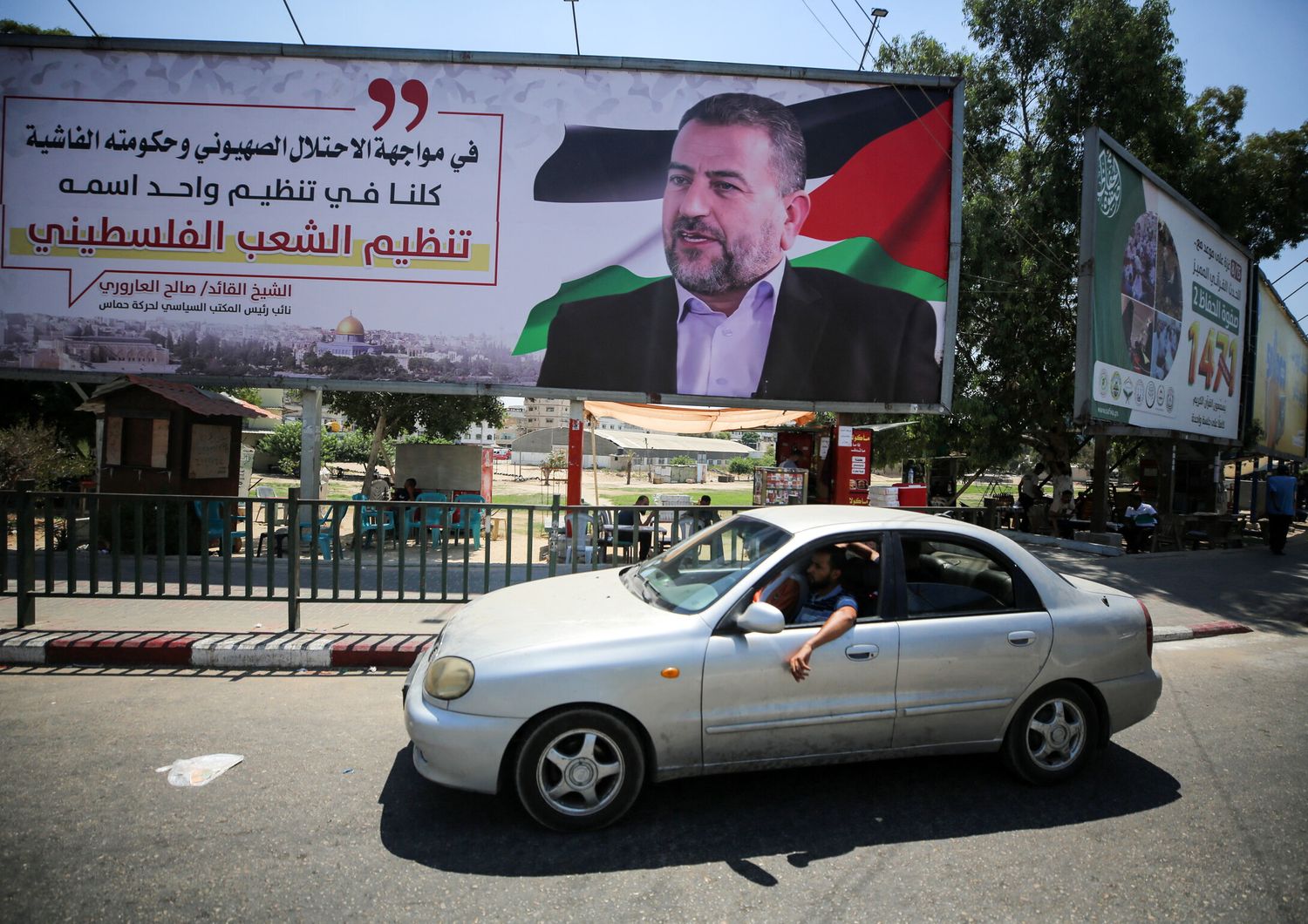 Un cartellone con l'immagine di Saleh al-Arouri a Gaza&nbsp;
