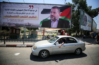 Un cartellone con l'immagine di Saleh al-Arouri a Gaza&nbsp;