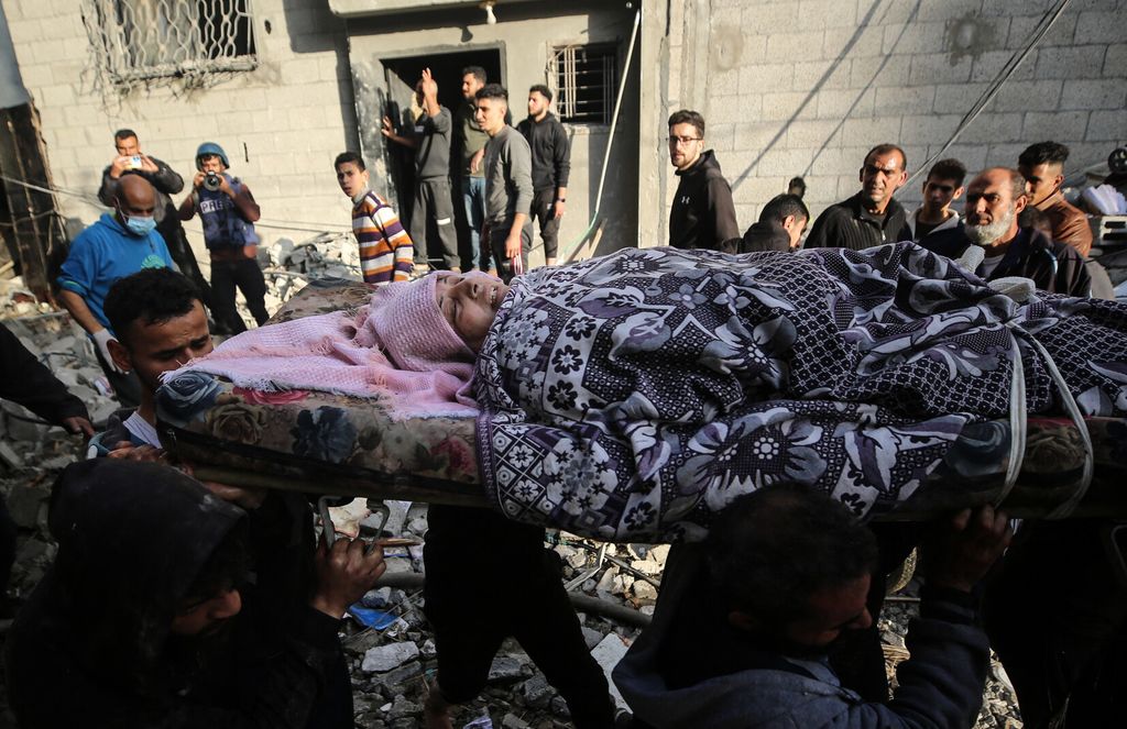 Una palestinese ferita estratta dalle macerie di Gaza