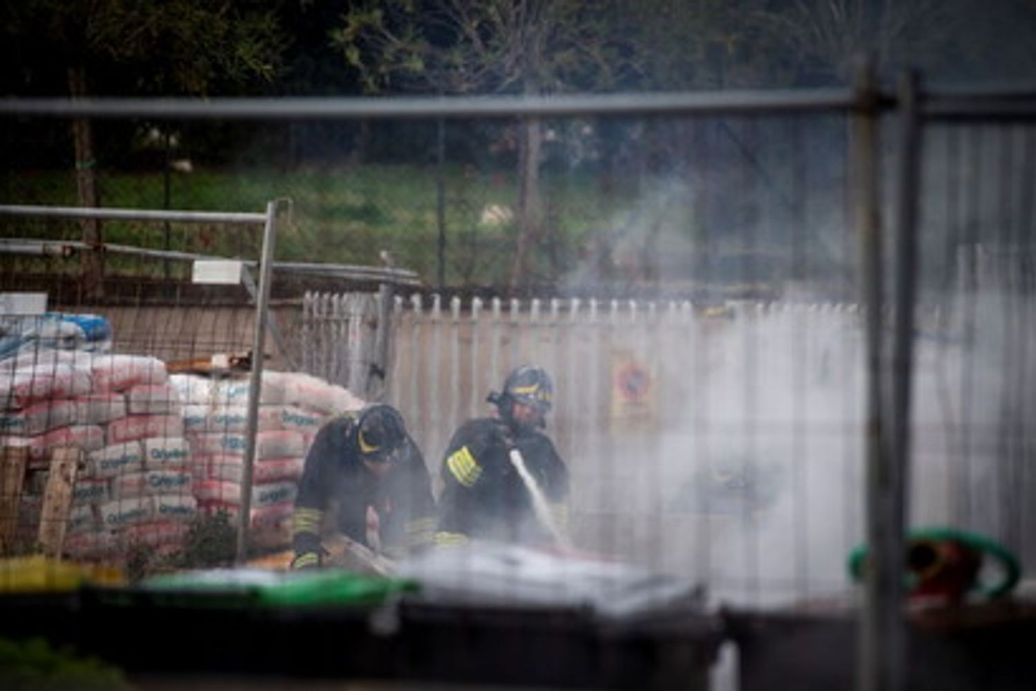 &nbsp;Incendio di un locale adibito a discarica abusiva vicino Roma, 31/12/2023