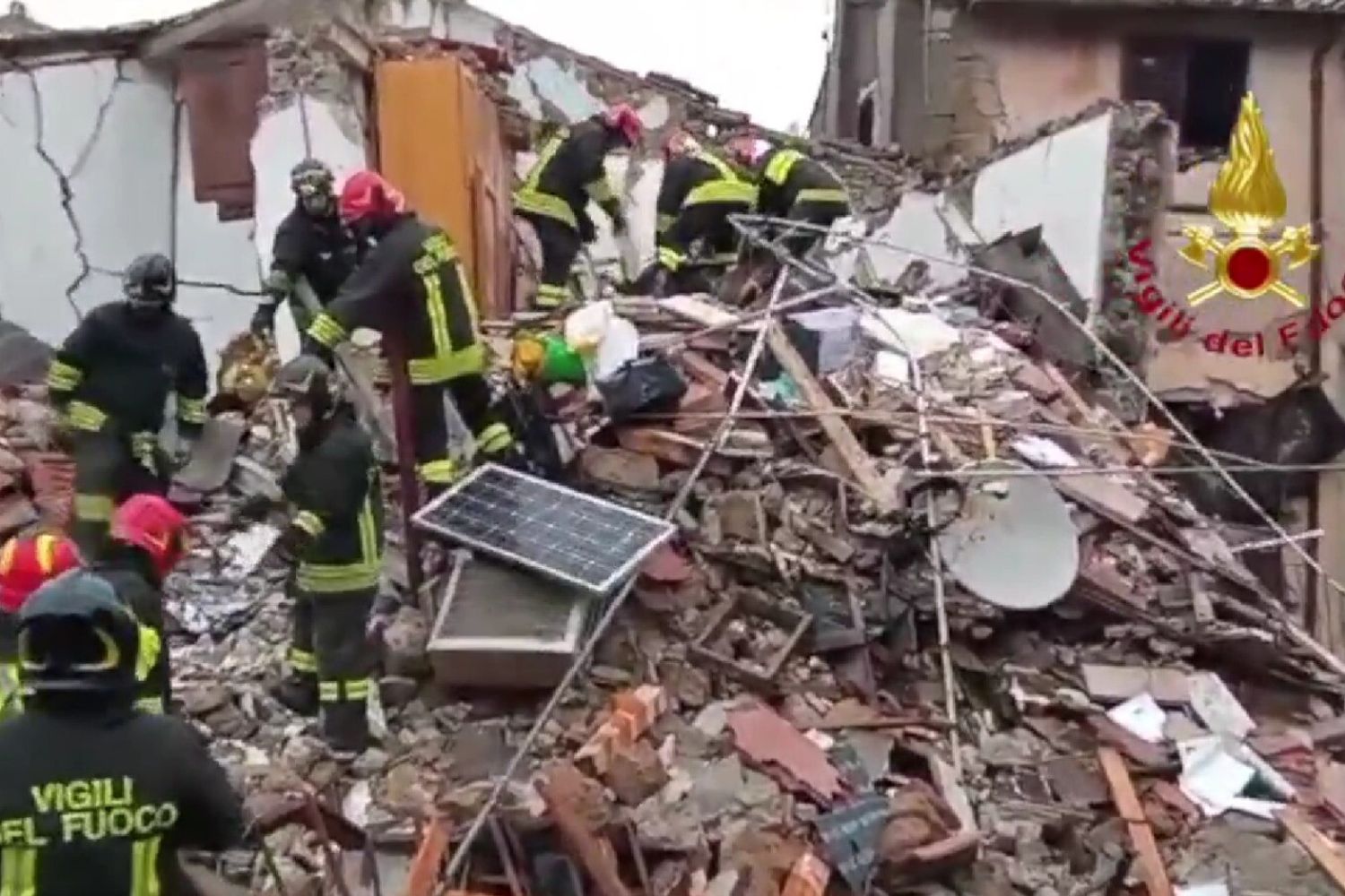 Vigili del Fuoco nella palazzina crollata vicino Roma