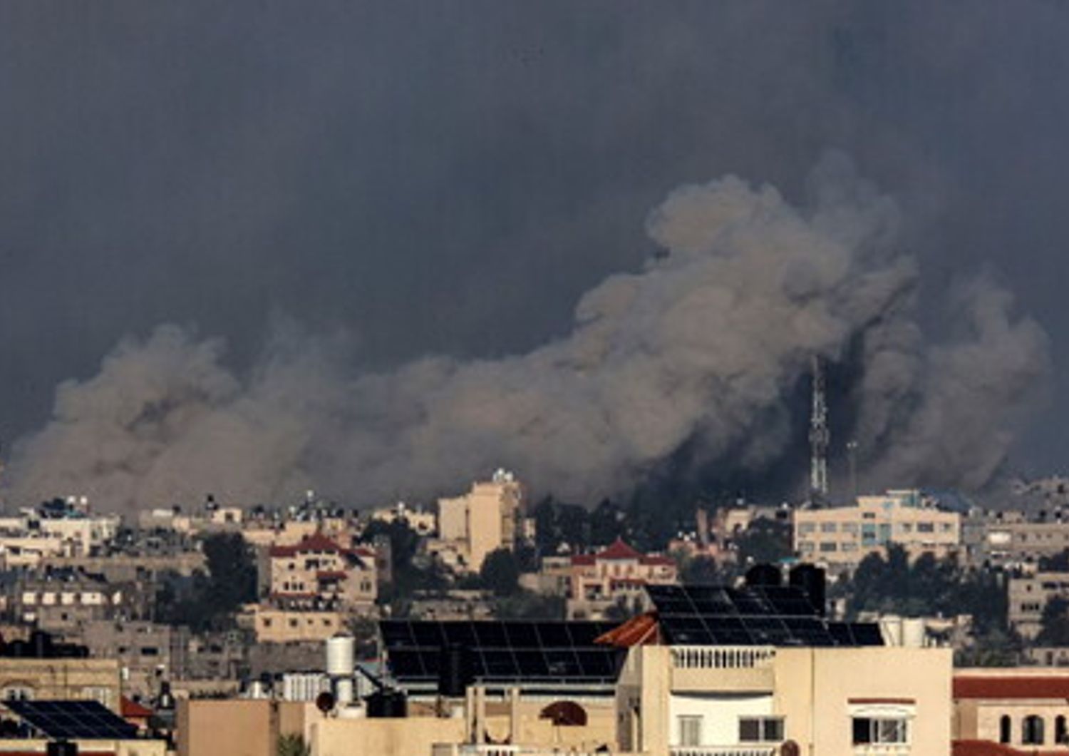 Il fumo che si alza su Khan Yunis, nel sud della Striscia di Gaza, durante i bombardamenti israeliani&nbsp;