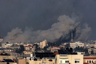 Il fumo che si alza su Khan Yunis, nel sud della Striscia di Gaza, durante i bombardamenti israeliani&nbsp;