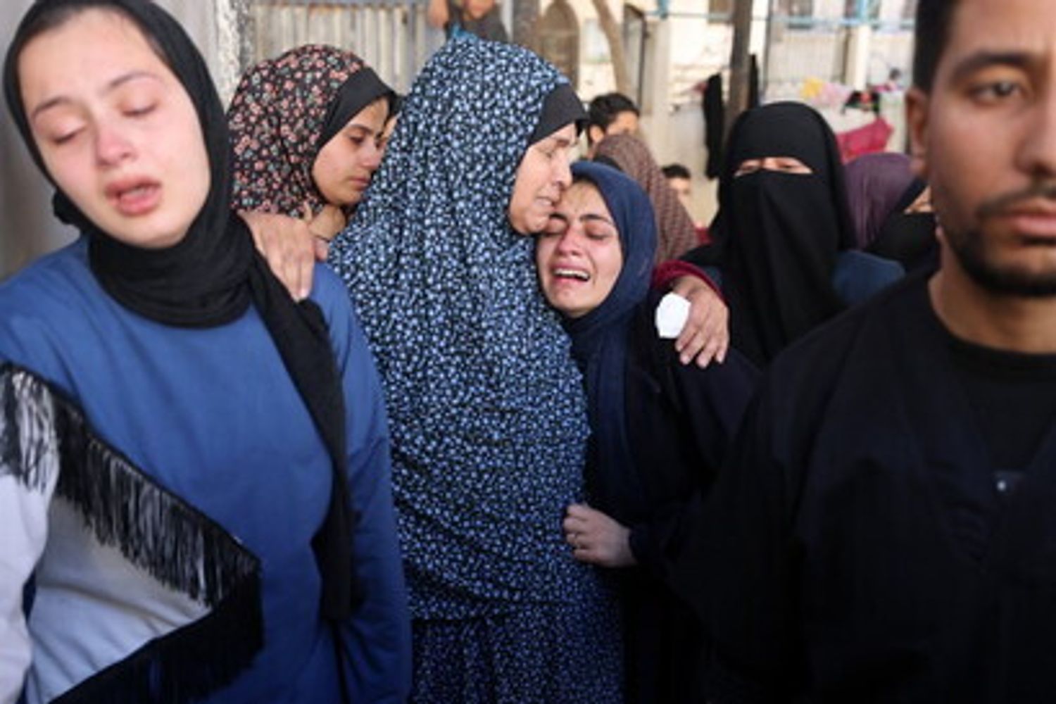 Il dolore dei familiari per la morte di Hamza Wael Dahdouh, giornalista della rete televisiva Al Jazeera, ucciso oggi in un attacco aereo israeliano a Rafah,&nbsp;