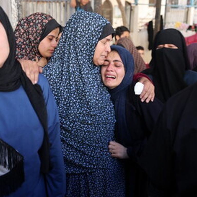 Il dolore dei familiari per la morte di Hamza Wael Dahdouh, giornalista della rete televisiva Al Jazeera, ucciso oggi in un attacco aereo israeliano a Rafah,&nbsp;