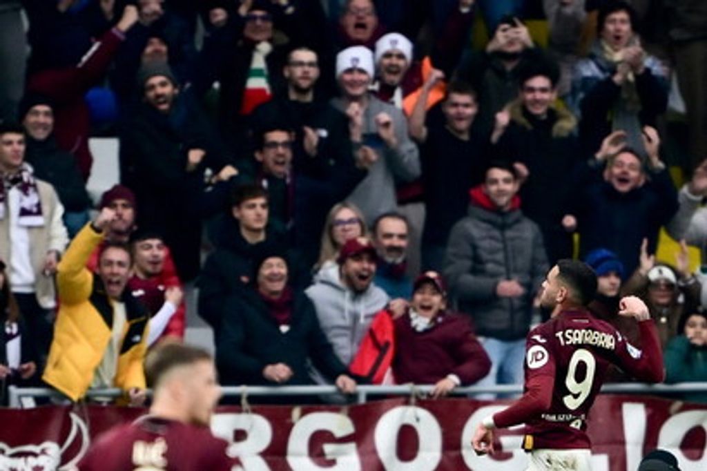 Sanabria festeggia sotto la Maratona il gol dell'1-0