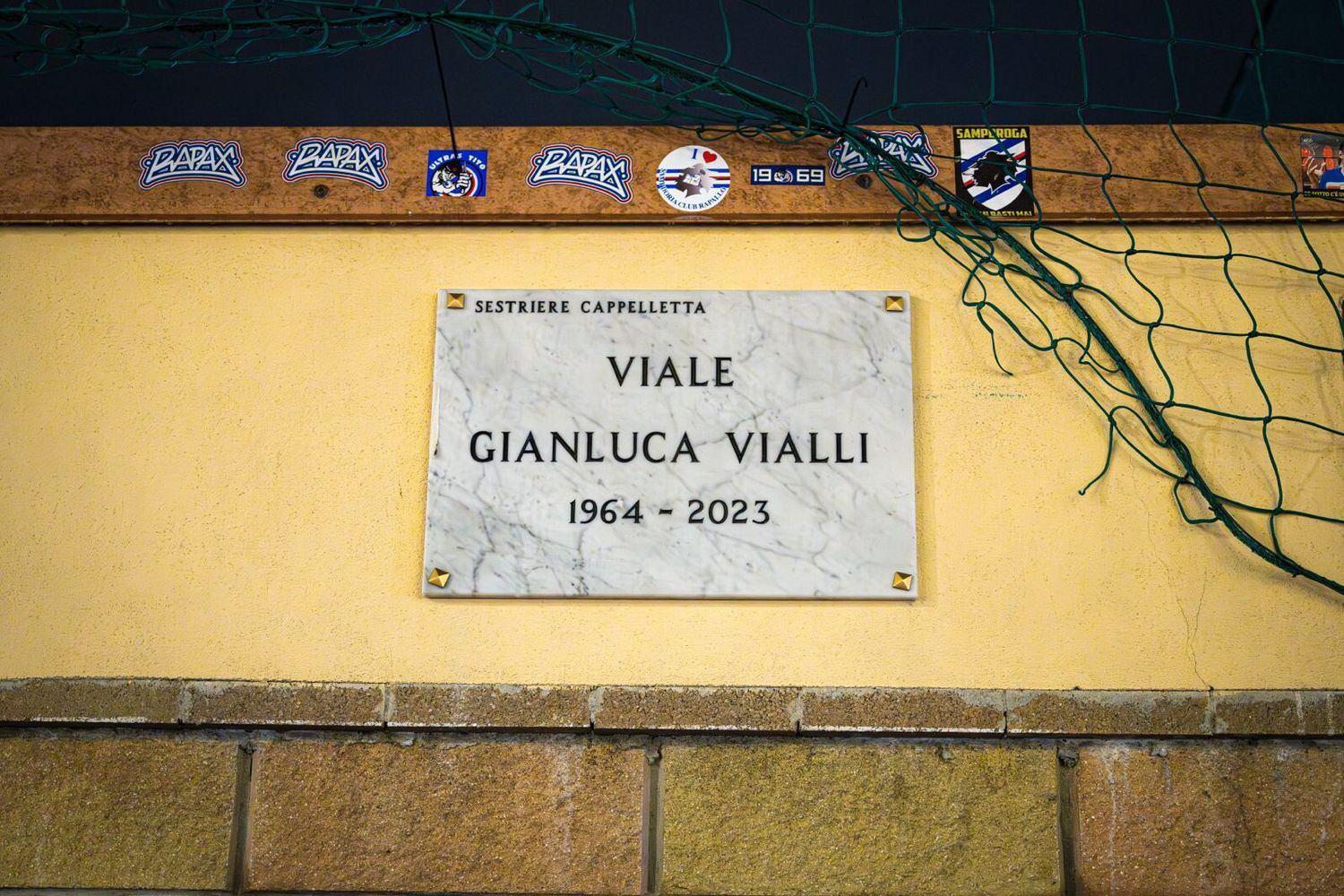 La targa della via intitolata a Vialli a Rapallo