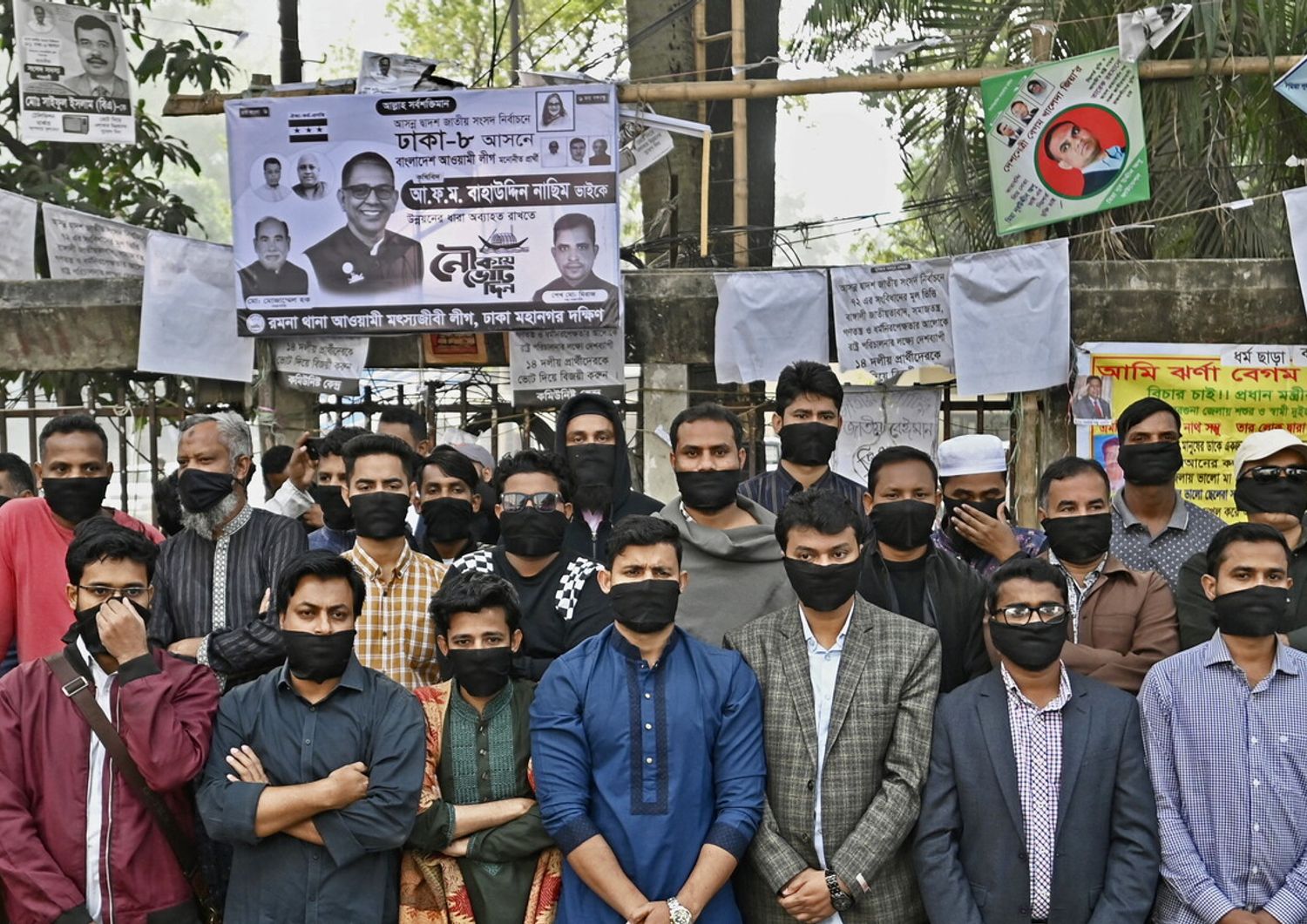 Oppositori di Hasina manifestano imbavagliati a Dacca