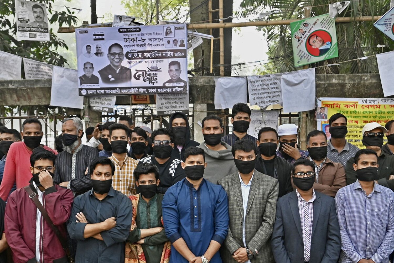 Oppositori di Hasina manifestano imbavagliati a Dacca