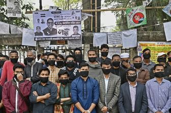 Oppositori di Hasina manifestano imbavagliati a Dacca