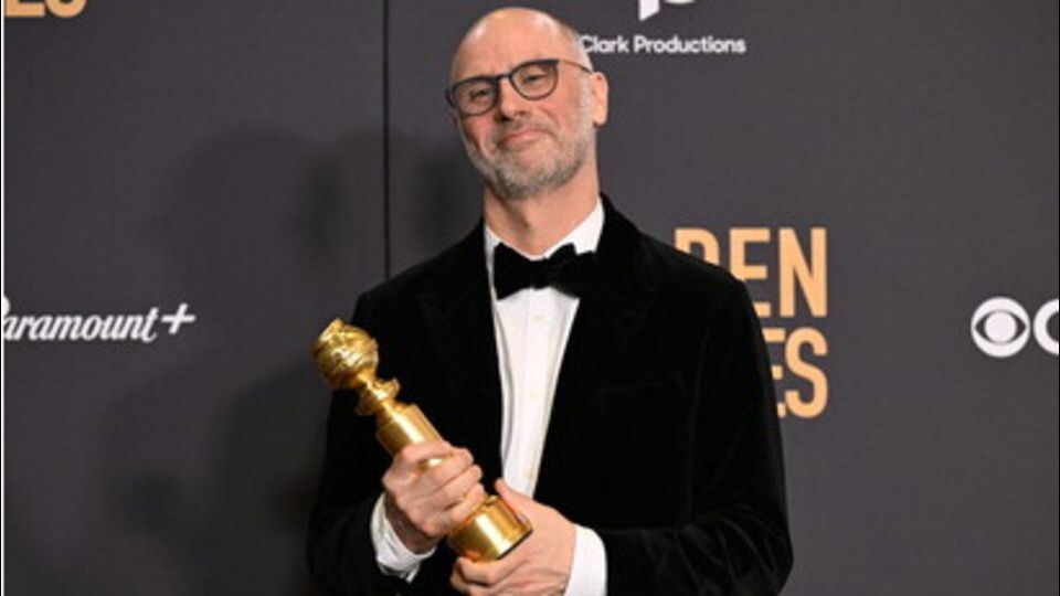 Jesse Armstrong con il premio per la miglior serie televisiva assegnato a 'Succession'