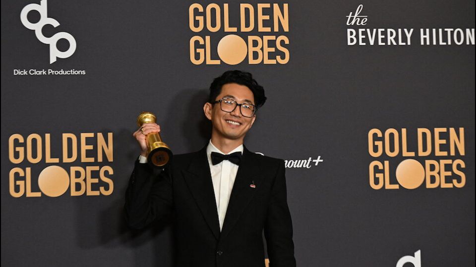 Lo sceneggiatore sudcoreano Lee Sung Jin con il premio per la migliore serie limitata o antologica o film televisivo per 'Beef'