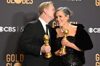 Il regista Christopher Nolan e la moglie e produttrice Emma Thomas con i riconoscimenti per 'Oppenheimer', miglior regia e miglior film