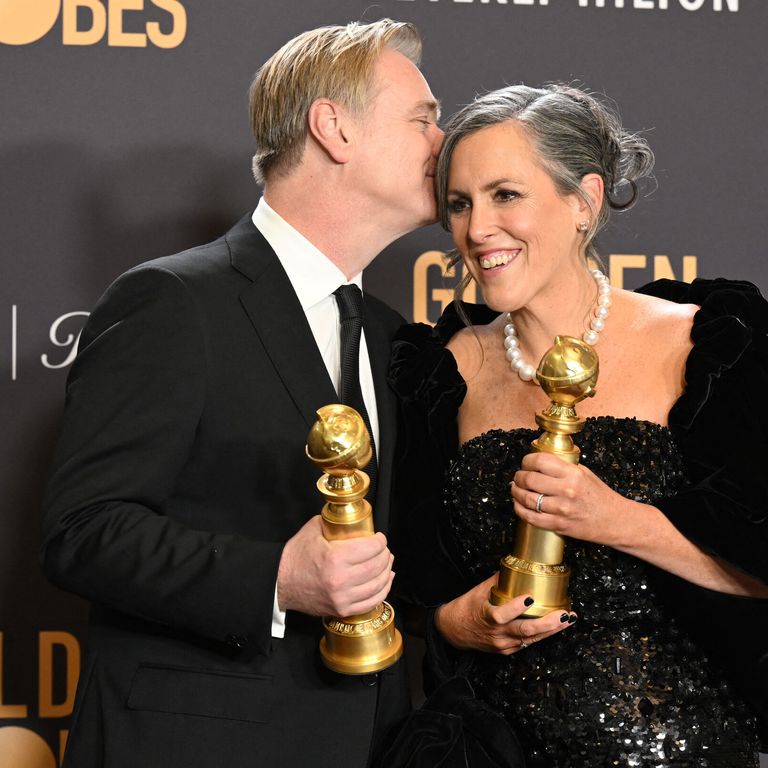 Il regista Christopher Nolan e la moglie e produttrice Emma Thomas con i riconoscimenti per 'Oppenheimer', miglior regia e miglior film