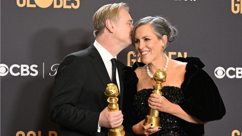 Il regista Christopher Nolan e la moglie e produttrice Emma Thomas con i riconoscimenti per 'Oppenheimer', miglior regia e miglior film