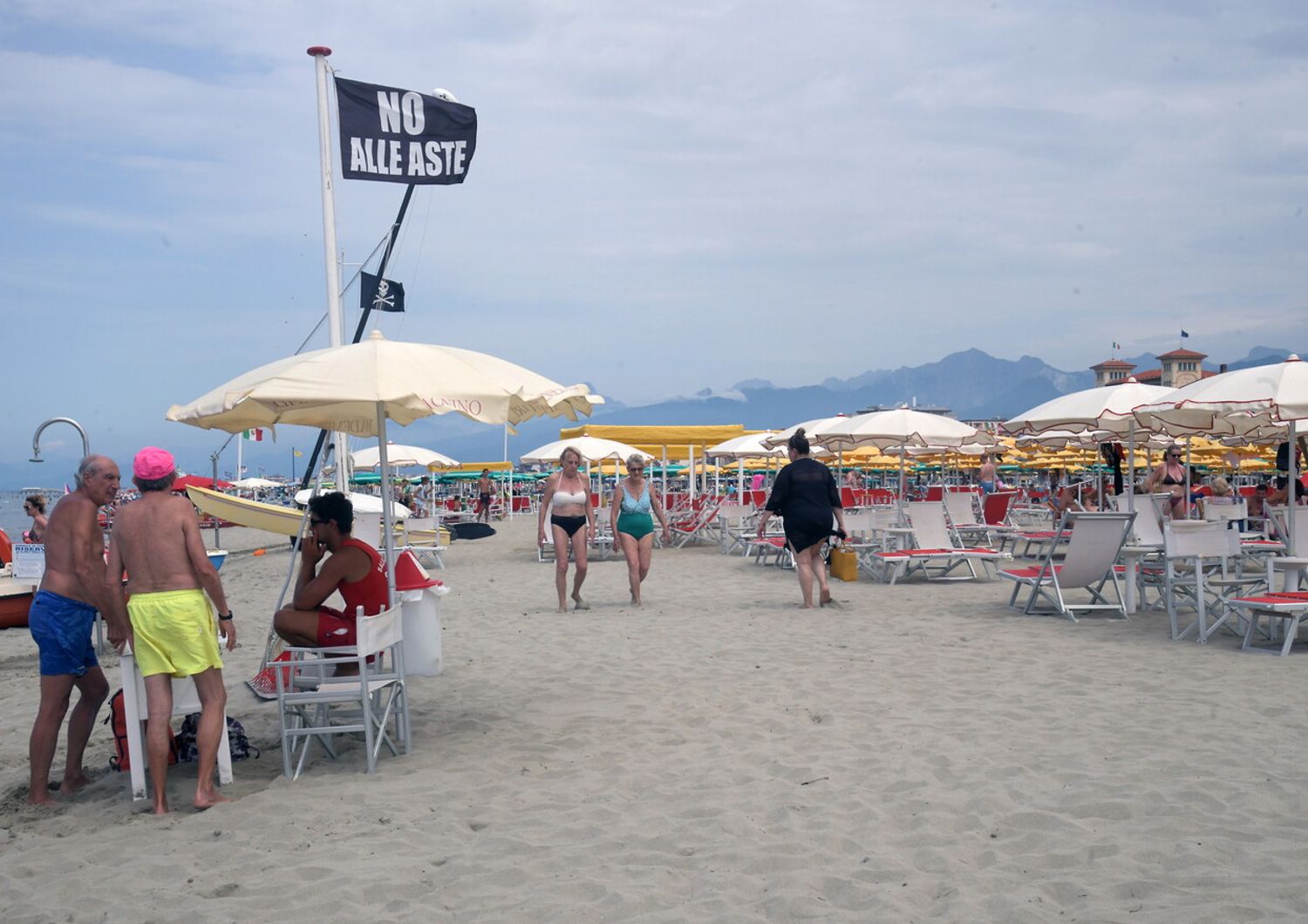 Una spiaggia con una bandiera che esprime la protesta dei balneari