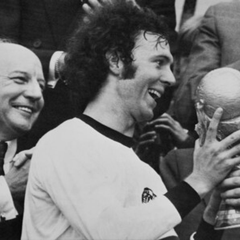 Franz Beckenbauer riceve la Coppa del Mondo
