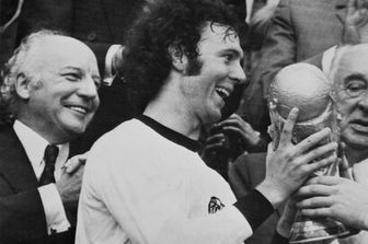 Franz Beckenbauer riceve la Coppa del Mondo