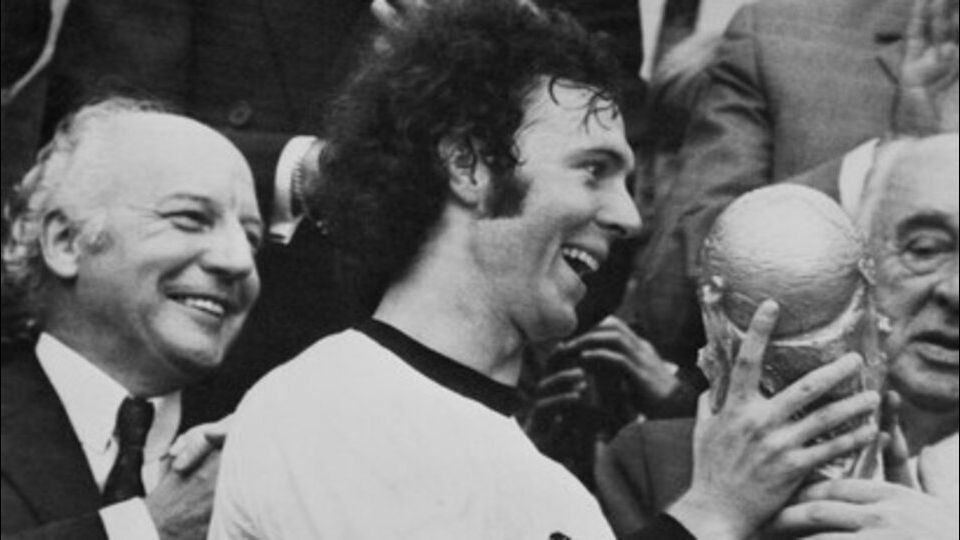 Franz Beckenbauer riceve la Coppa del Mondo