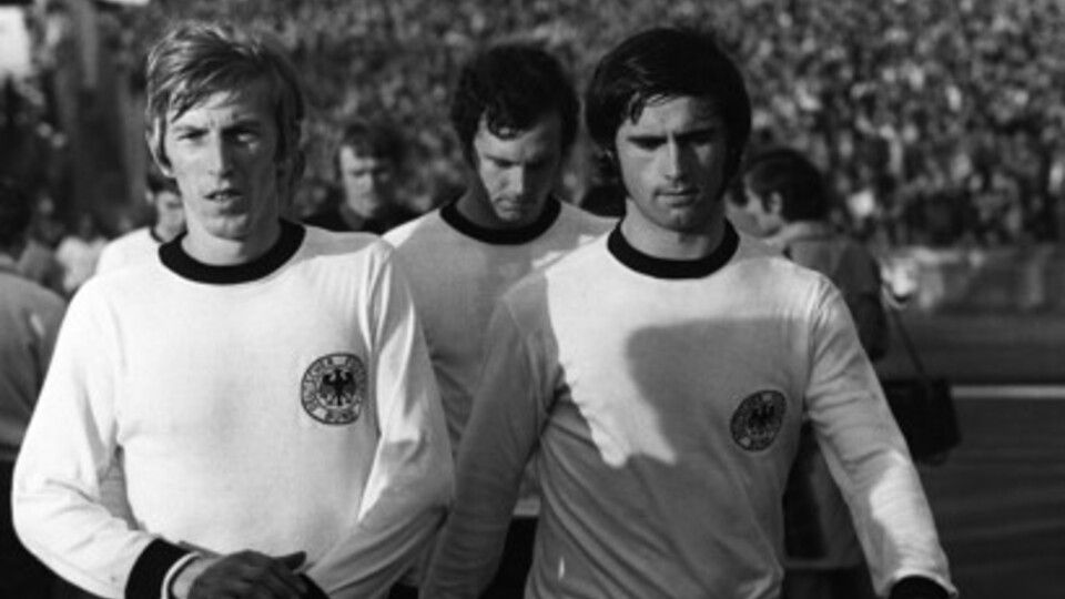 Beckenbauer con la maglia della Germania dietro Mueller e Grabowski