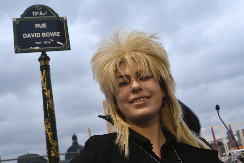 &nbsp;Una fan di Bowie all'inaugurazione della prima strada al mondo a lui dedicata