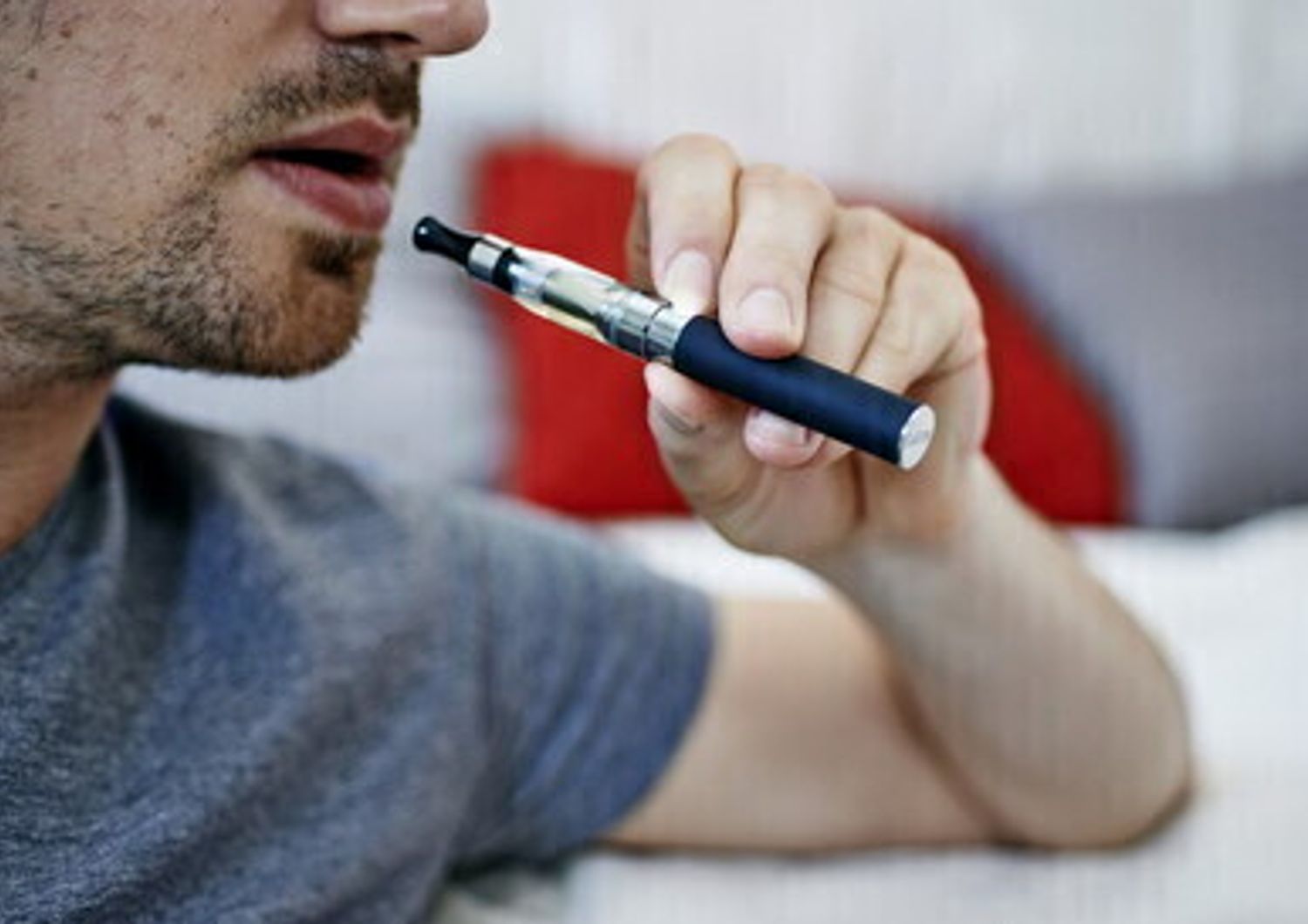 uomo irriconoscibile nella nuvola di fumo di vape. ragazzo che fuma  sigaretta elettronica per smettere di fumare. vapore e concetto di fumo  alternativo senza nicotina, copia spazio messa a fuoco selettiva 5042173