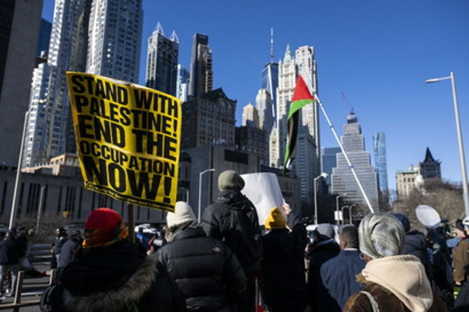 Manifestanti pro-Palestina sul ponte di Brooklyn