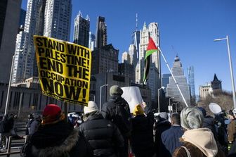 Manifestanti pro-Palestina sul ponte di Brooklyn