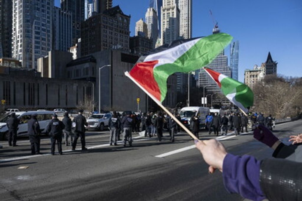 Poliziotti di New York arrestano manifestanti filo-palestinesi mentre bloccano l'ingresso di Manhattan del ponte di Brooklyn&nbsp;
