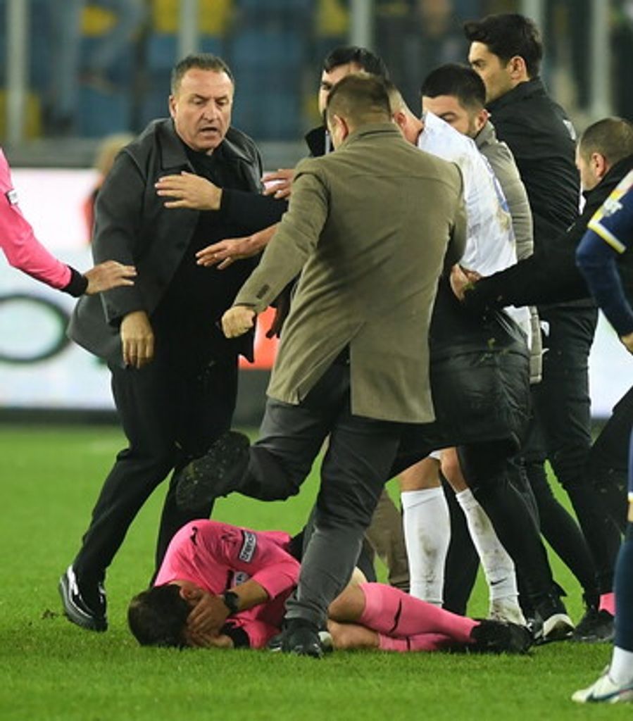 L'arbitro Meler (a terra) si copre mentre il presidente dell'Ankaragucu Koca (a sinistra) lo attacca alla fine del match con il Caykur Rizespor&nbsp;