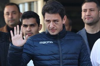 L'arbitro Umut Meler esce dall'ospedale di Ankara due giorni dopo l'aggressione subita in campo