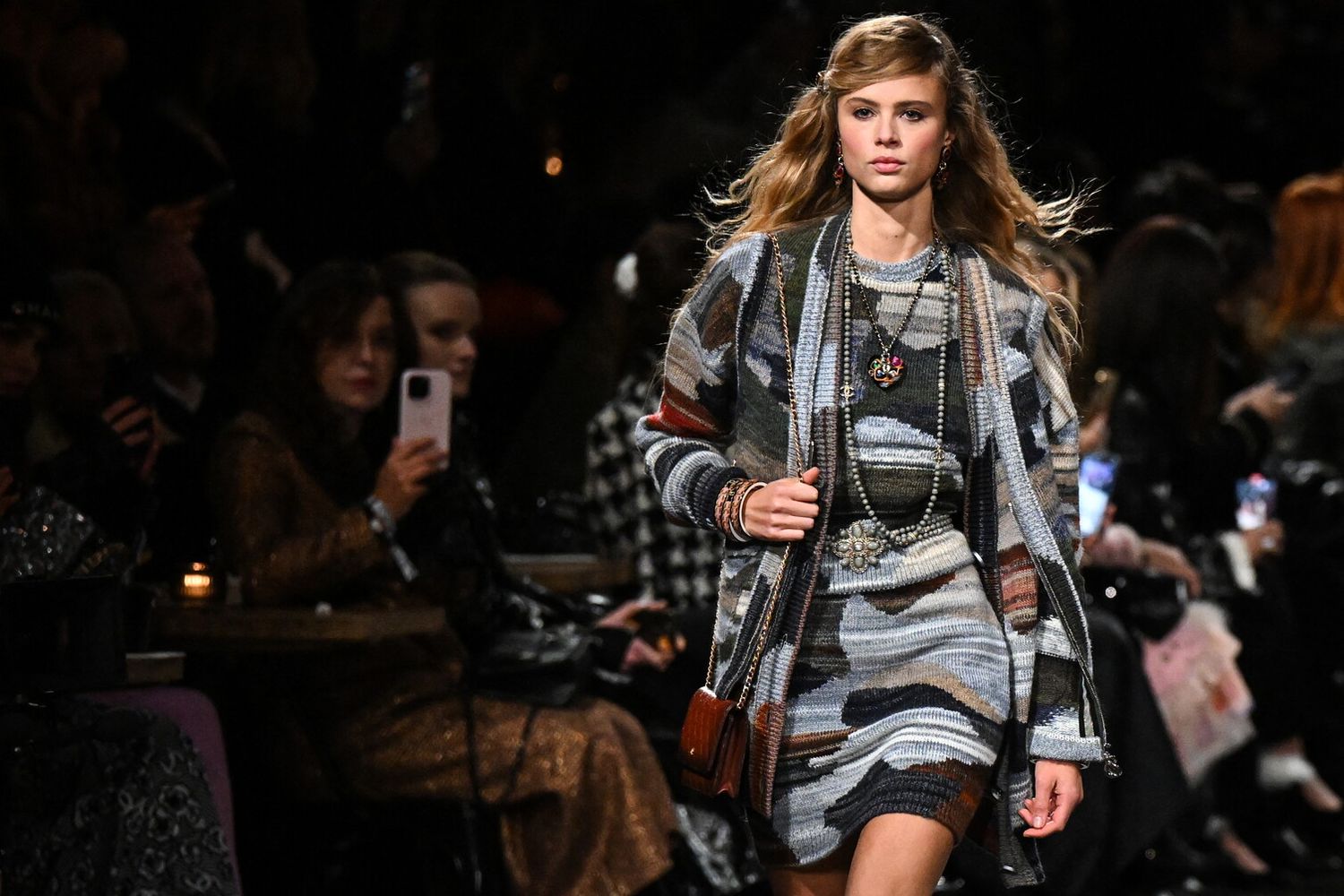 Una modella presenta un abito di Chanel&nbsp;