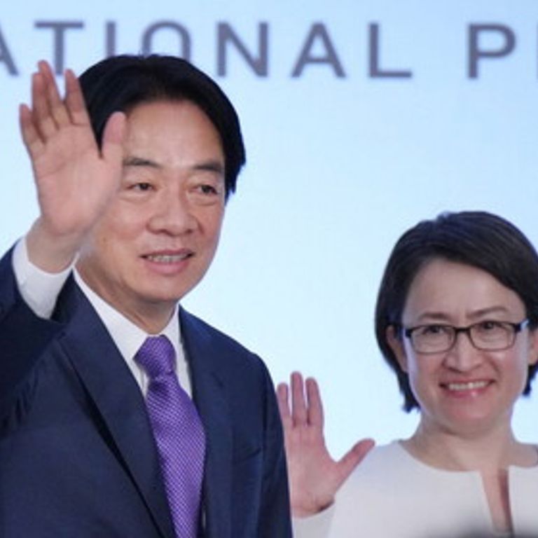 Lai Ching-te e la candidata alla vice presidenza di Taiwan Hsiao Bi-khim