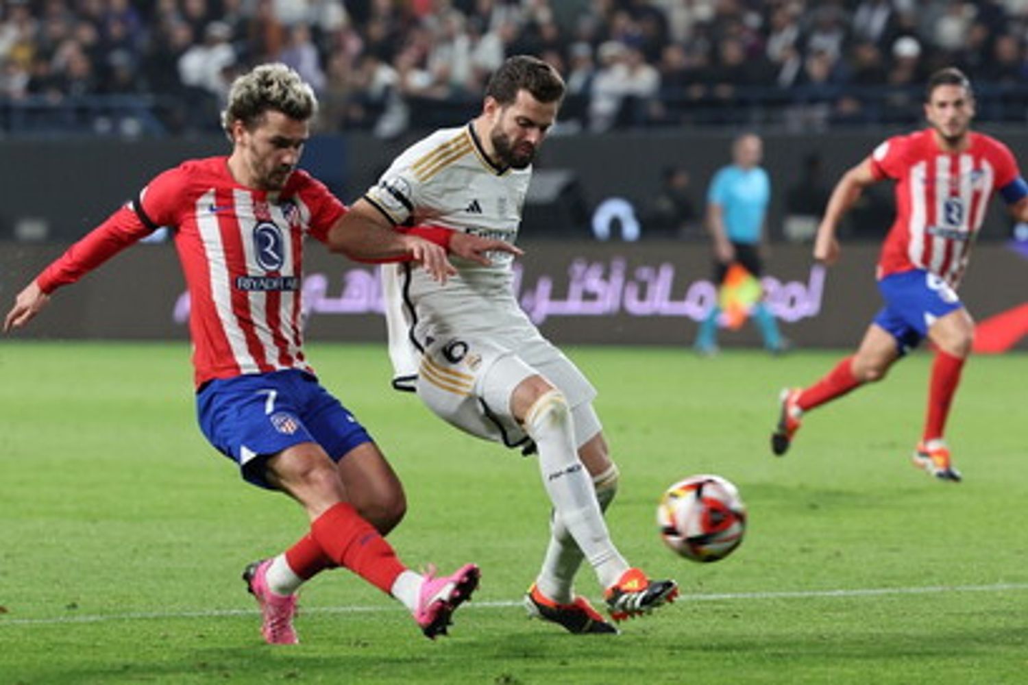 Griezmann (a sinistra) nella semifinale di Supercoppa di Spagna tra Real Madrid e Atletico Madrid allo stadio Al-Awwal Park di Riyadh